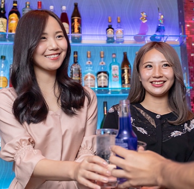 接客する女性スタッフ